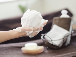 正しい洗顔　泡で洗う